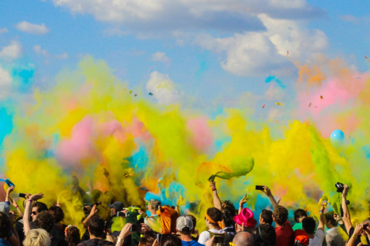 crowd-people-festival-happy-colour-smoke