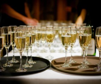 drinks-alcohol-champange-flutes-pn-table-at-event
