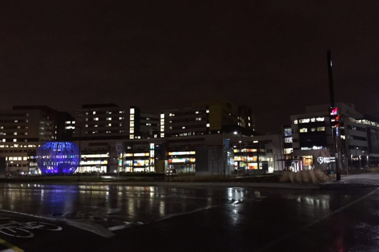 night-image-muhc-glen-superhospital-wet-streets
