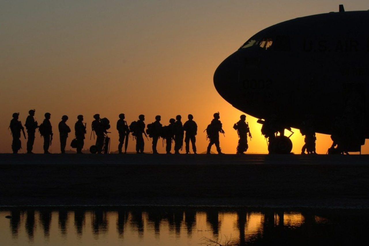 soliders-boarding-plane-at-sunset-379036_1280