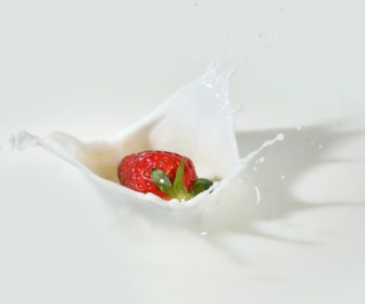 strawberry-drop-on-milk-2064359