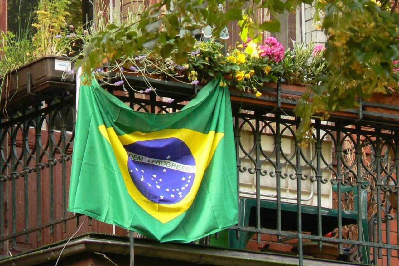 brazil-flag-balcony-265487